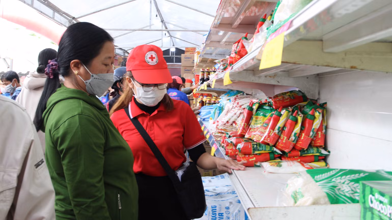 Người dân mua đồ tại chợ Tết nhân Ái. Người dân mua đồ tại chợ Tết nhân Ái.