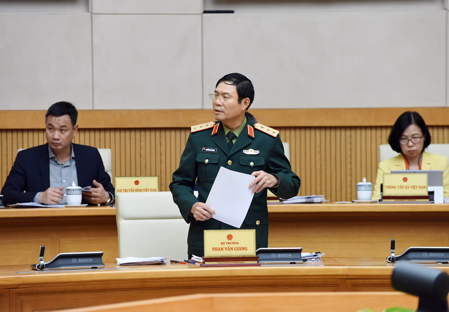 Tổng Tham mưu trưởng Quân đội nhân dân Việt Nam, Thứ trưởng Quốc phòng Nguyễn Tân Cương phát biểu. Tổng Tham mưu trưởng Quân đội nhân dân Việt Nam, Thứ trưởng Quốc phòng Nguyễn Tân Cương phát biểu.