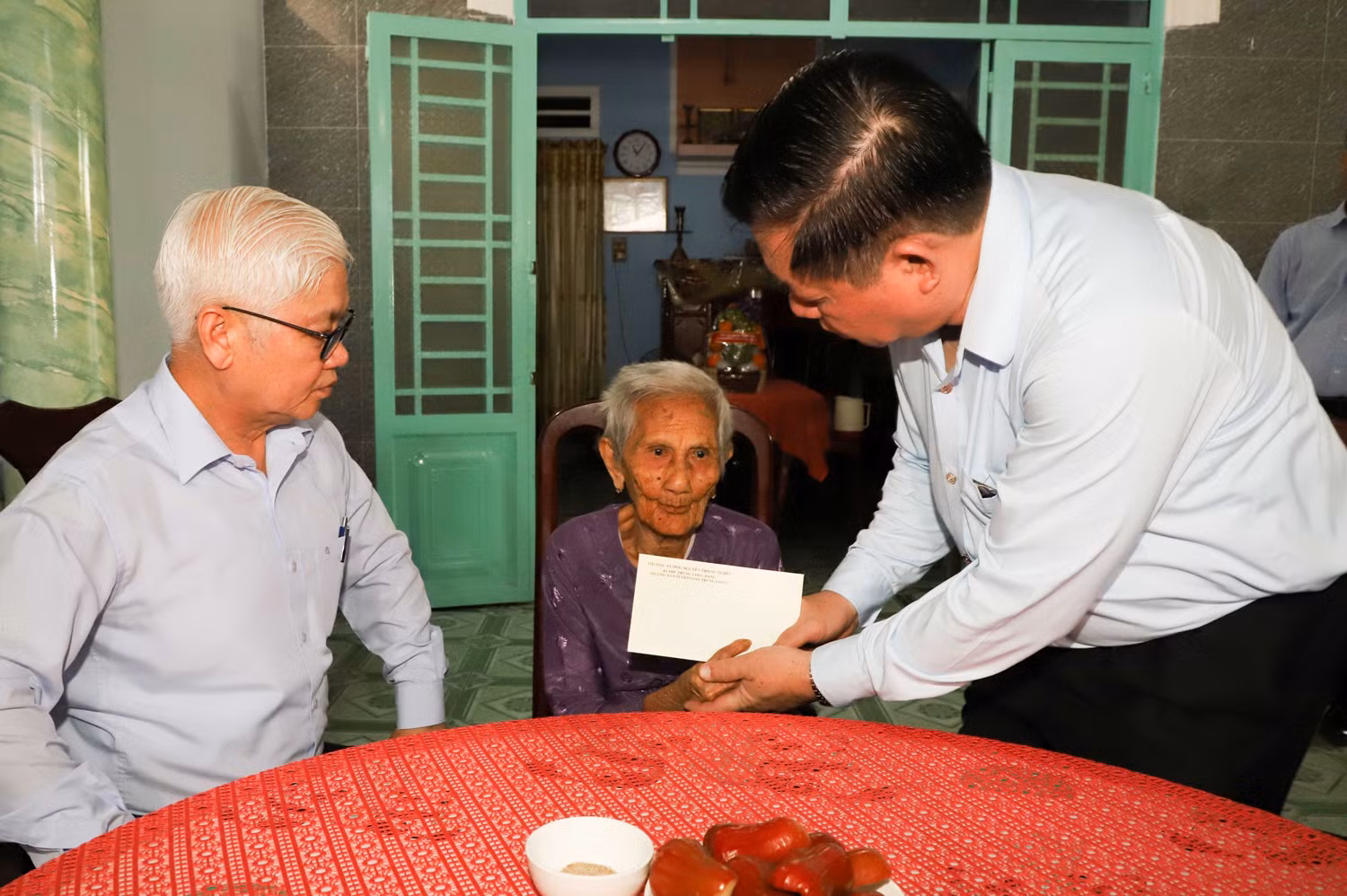 Trưởng Ban Tuyên giáo Trung ương Nguyễn Trọng Nghĩa thăm hỏi và trao tặng quà cho Mẹ Việt Nam Anh hùng Nguyễn Thị Rực. Trưởng Ban Tuyên giáo Trung ương Nguyễn Trọng Nghĩa thăm hỏi và trao tặng quà cho Mẹ Việt Nam Anh hùng Nguyễn Thị Rực.