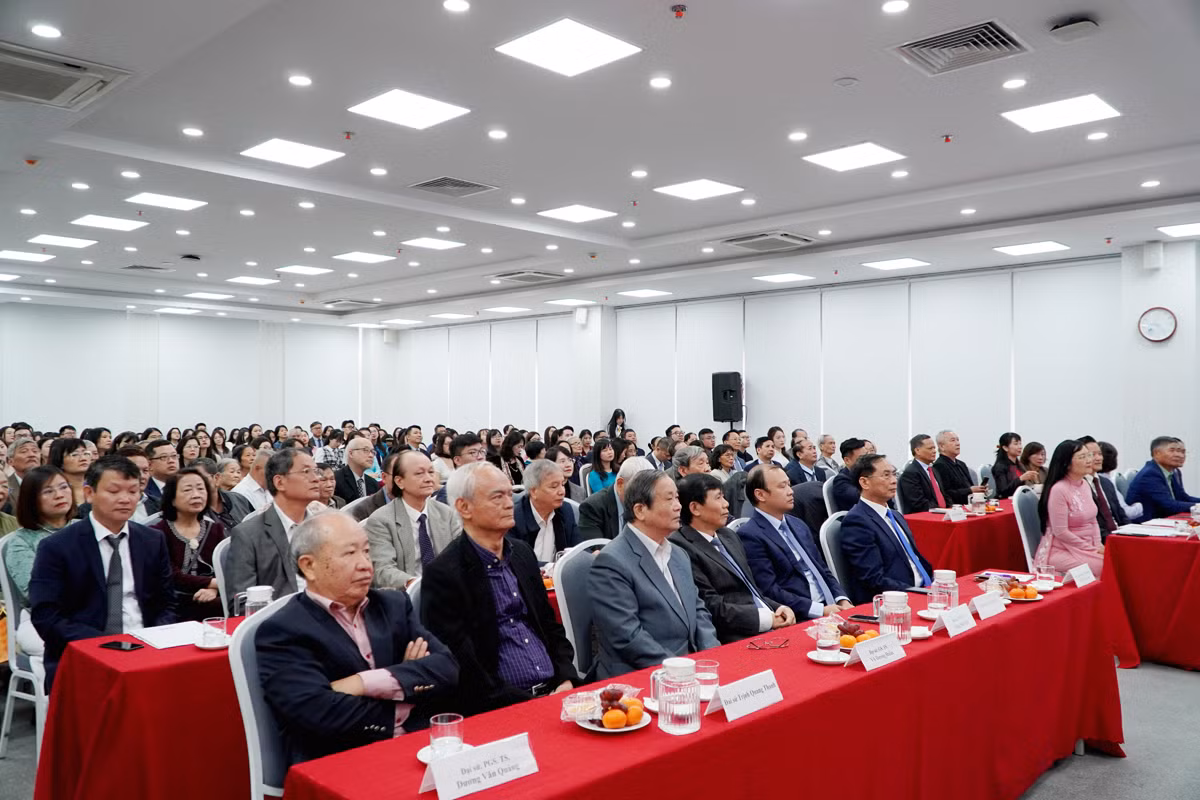 Các đại biểu tham dự buổi lễ.