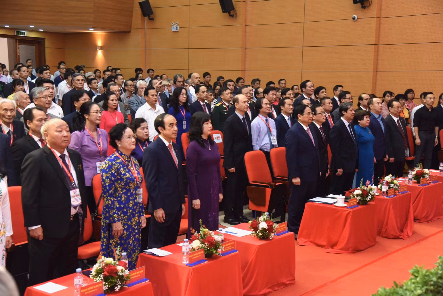 Thủ tướng Phạm Minh Chính với các đại biểu tham dự hội nghị thực hiện nghi lễ chào cờ. Thủ tướng Phạm Minh Chính với các đại biểu tham dự hội nghị thực hiện nghi lễ chào cờ.