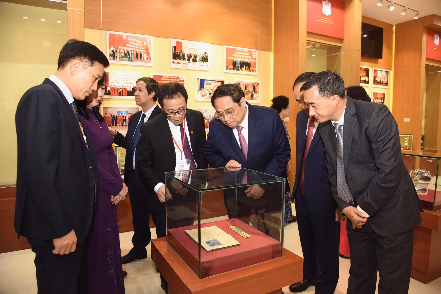 Thủ tướng Phạm Minh Chính thăm Phòng truyền thống của Trường Đại học Y Hà Nội. Thủ tướng Phạm Minh Chính thăm Phòng truyền thống của Trường Đại học Y Hà Nội.