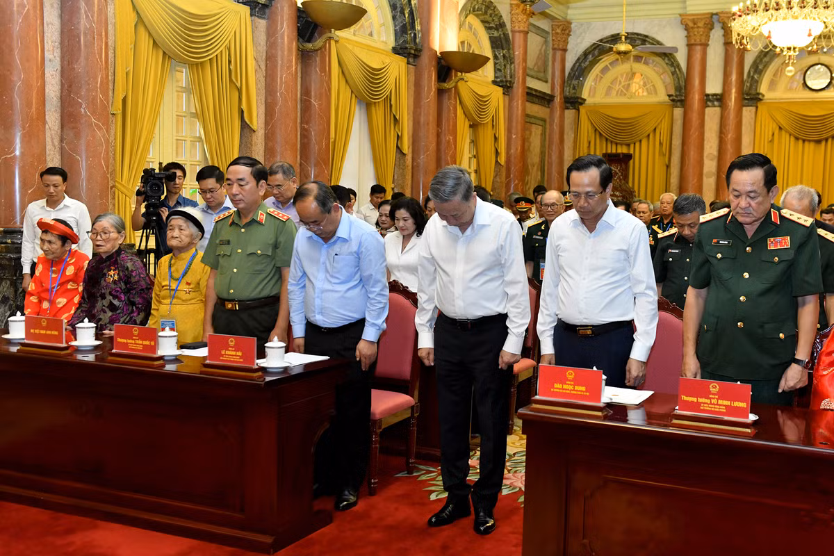 Chủ tịch nước Tô Lâm và các đại biểu thực hiện nghi thức tưởng niệm Tổng Bí thư Nguyễn Phú Trọng vừa mới từ trần. Chủ tịch nước Tô Lâm và các đại biểu thực hiện nghi thức tưởng niệm Tổng Bí thư Nguyễn Phú Trọng vừa mới từ trần.