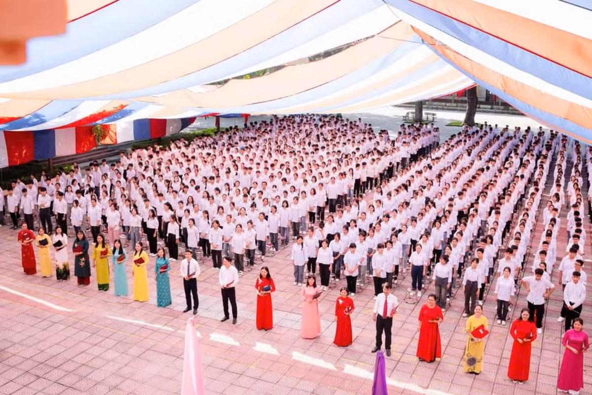 Thầy trò nhà trường tại lễ khai giảng năm học 2024-2025.