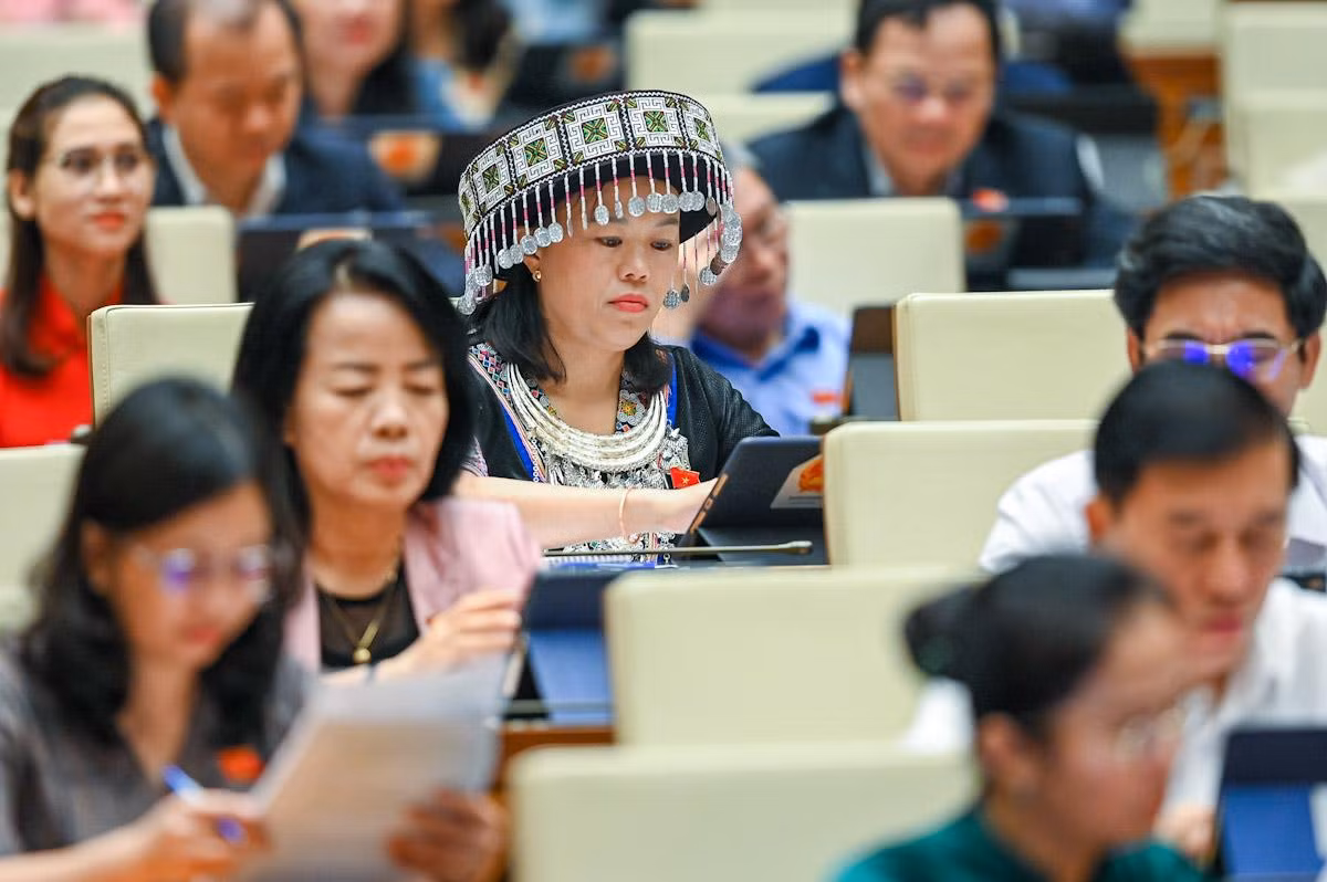 Đại biểu Quốc hội tỉnh Yên Bái Khang Thị Mào trong trang phục dân tộc truyền thống tham dự phiên họp tại Hội trường Diên Hồng.