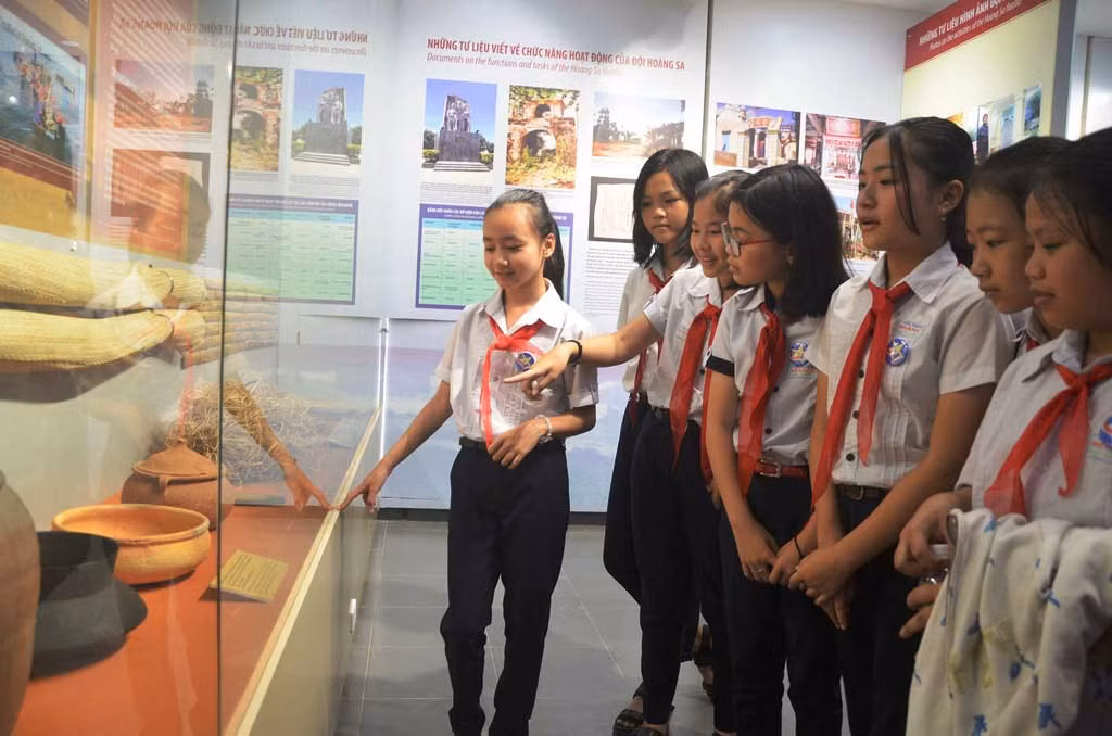 Thế hệ trẻ Đà Nẵng tìm hiểu các tư liệu về chủ quyền quần đảo Hoàng Sa tại Nhà Trưng bày Hoàng Sa, Đà Nẵng.