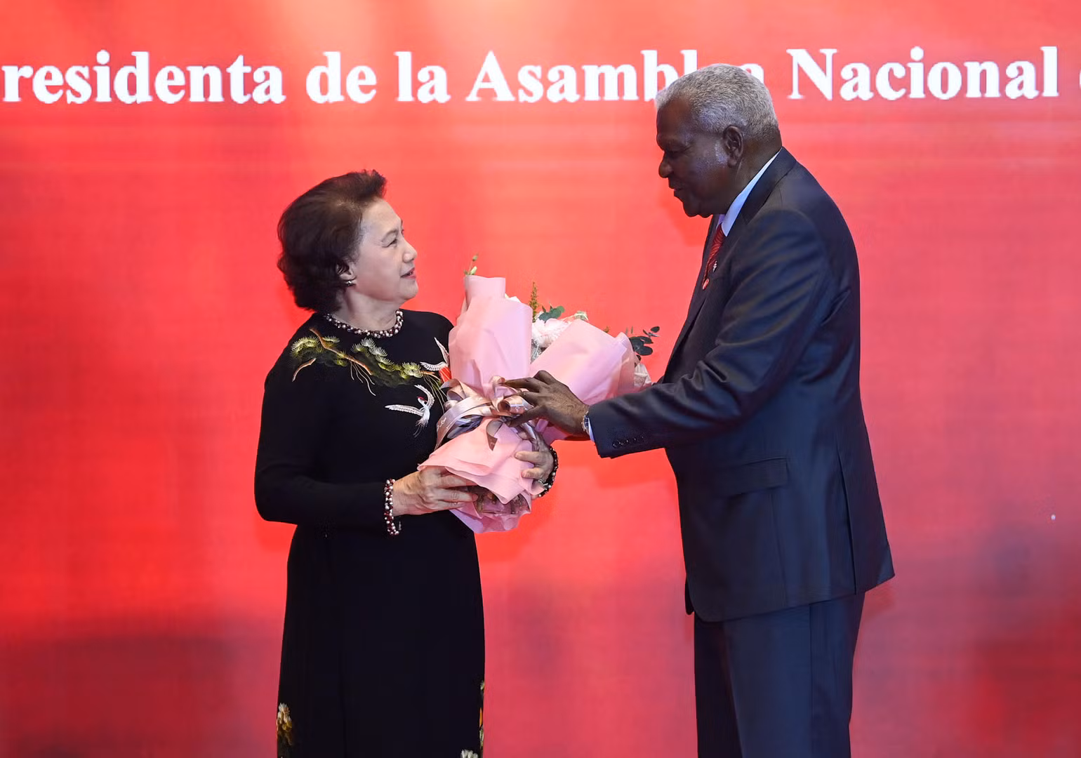 Chủ tịch Quốc hội Cuba Esteban Lazo Hernandez trao tặng Huân chương và chúc mừng nguyên Chủ tịch Quốc hội Nguyễn Thị Kim Ngân. (Ảnh Duy Linh)