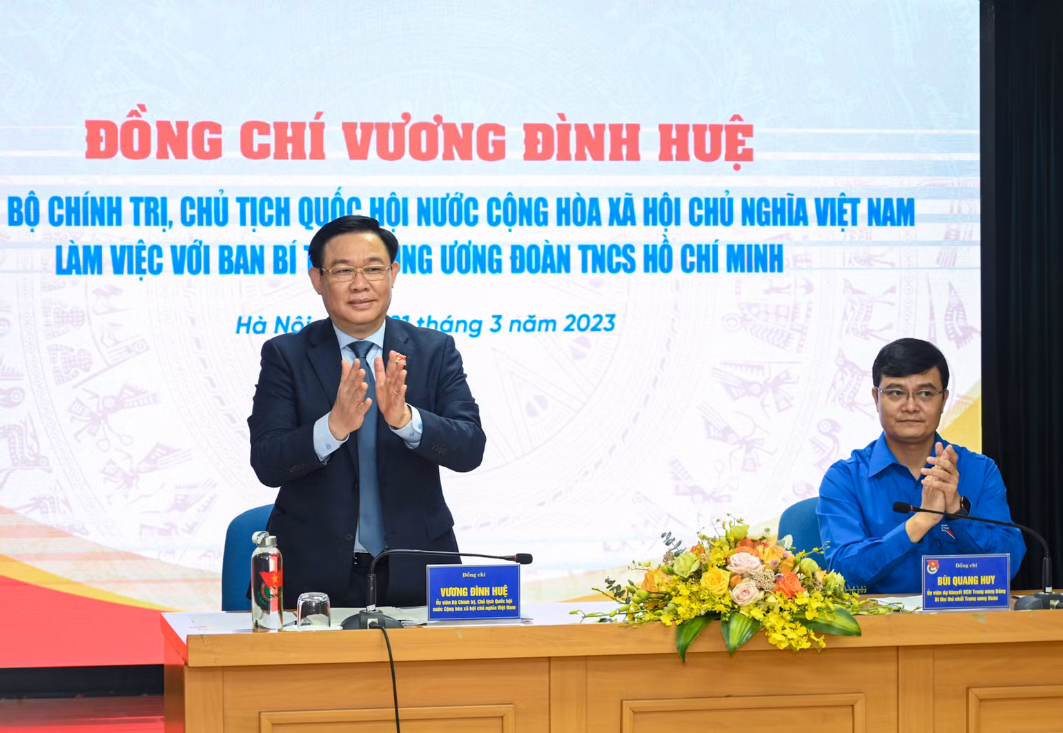 Chủ tịch Quốc hội Vương Đình Huệ và Bí thư thứ nhất Trung ương Đoàn Bùi Quang Huy chủ trì buổi làm việc. Chủ tịch Quốc hội Vương Đình Huệ và Bí thư thứ nhất Trung ương Đoàn Bùi Quang Huy chủ trì buổi làm việc.