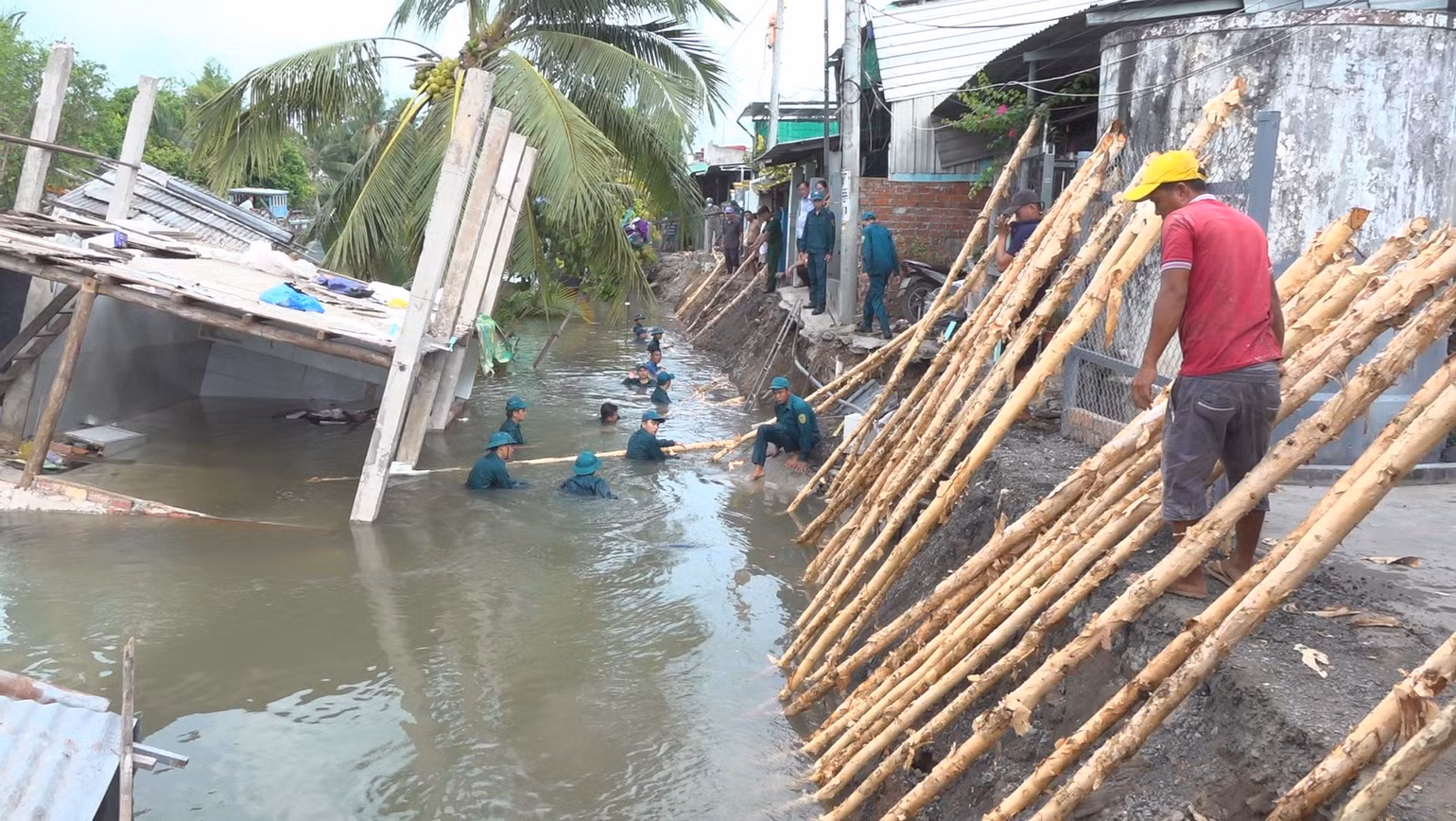 Các lực lượng hỗ trợ người dân di dời đồ đạc và triển khai các biện pháp khắc phục sạt lở. Các lực lượng hỗ trợ người dân di dời đồ đạc và triển khai các biện pháp khắc phục sạt lở.