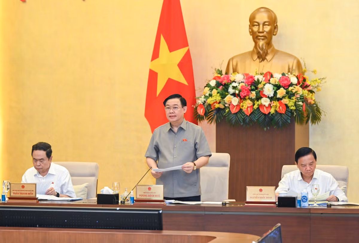 Chủ tịch Quốc hội Vương Đình Huệ phát biểu khai mạc phiên họp.