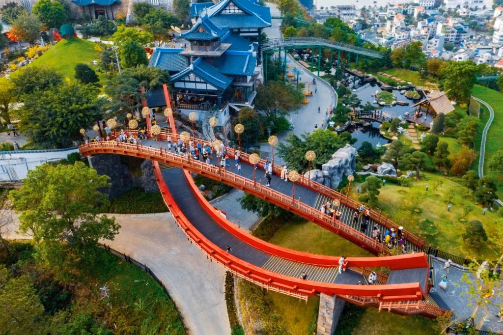 Công viên Sun World Hạ Long là điểm thu hút đông khách du lịch trong những ngày nghỉ cuối tuần. Công viên Sun World Hạ Long là điểm thu hút đông khách du lịch trong những ngày nghỉ cuối tuần.