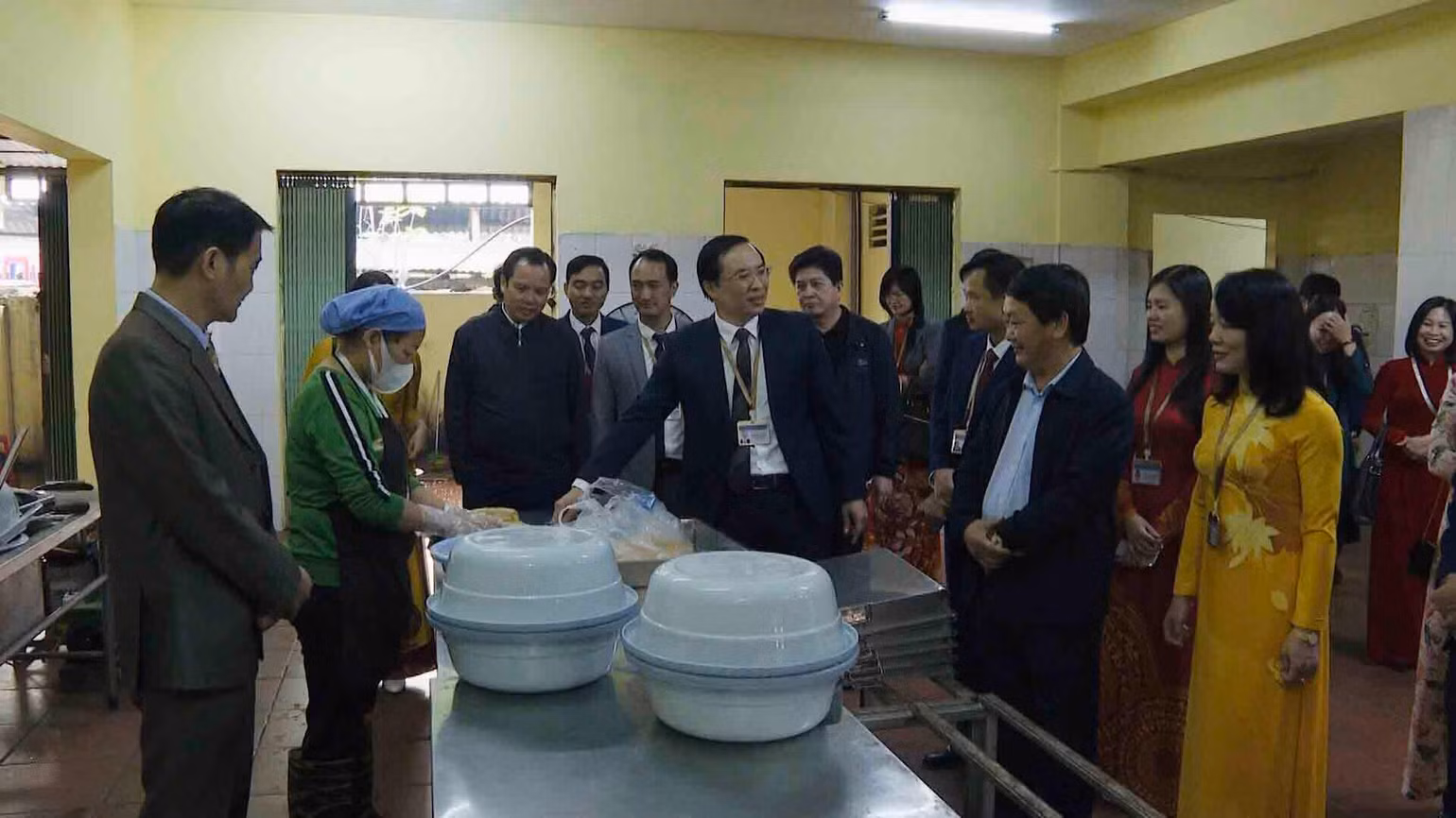Thăm khu nhà ăn của học sinh Trường dự bị đại học dân tộc Trung ương.
