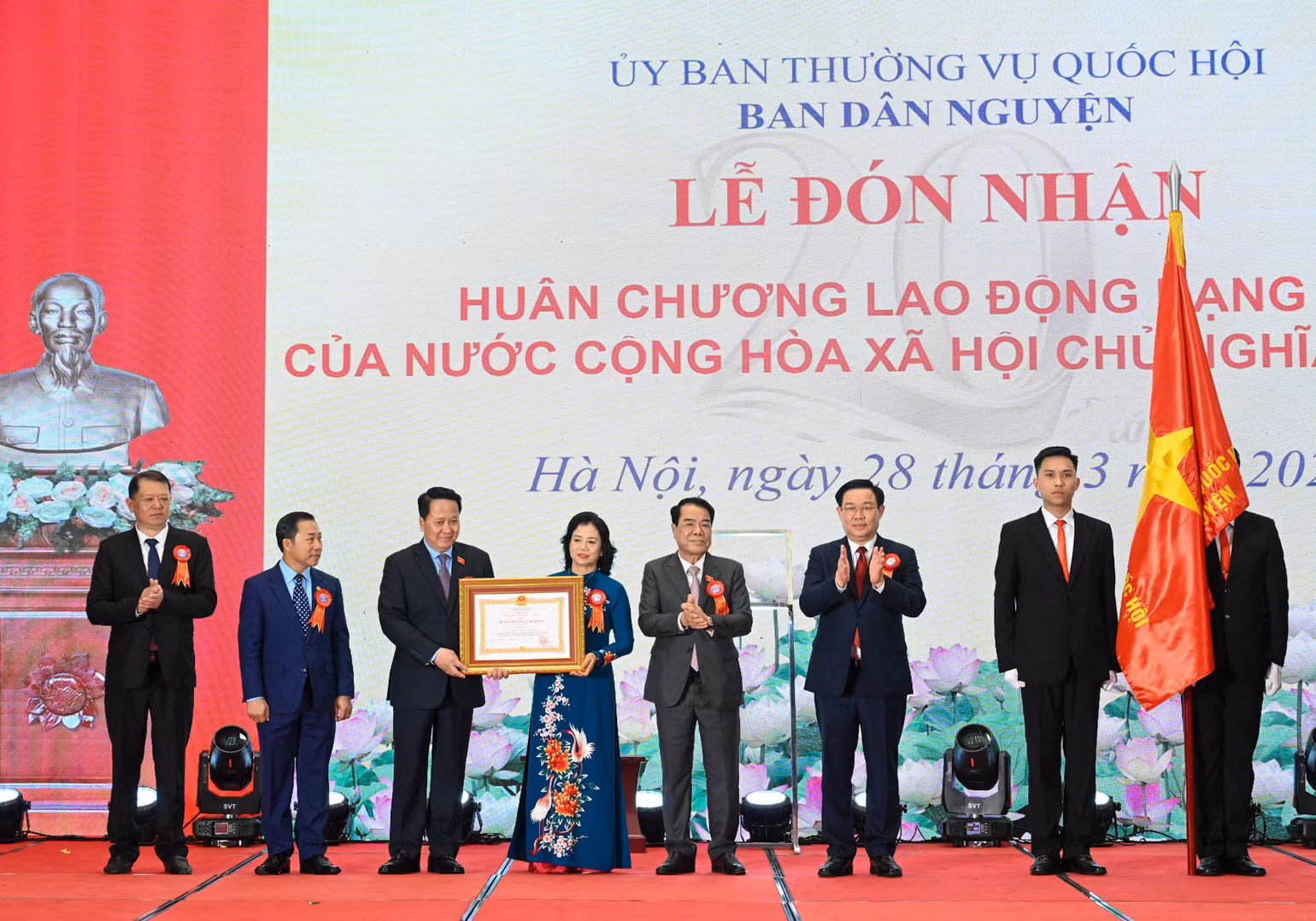 Chủ tịch Quốc hội Vương Đình Huệ trao Huân chương Lao động hạng Nhì cho Ban Dân nguyện. Chủ tịch Quốc hội Vương Đình Huệ trao Huân chương Lao động hạng Nhì cho Ban Dân nguyện.