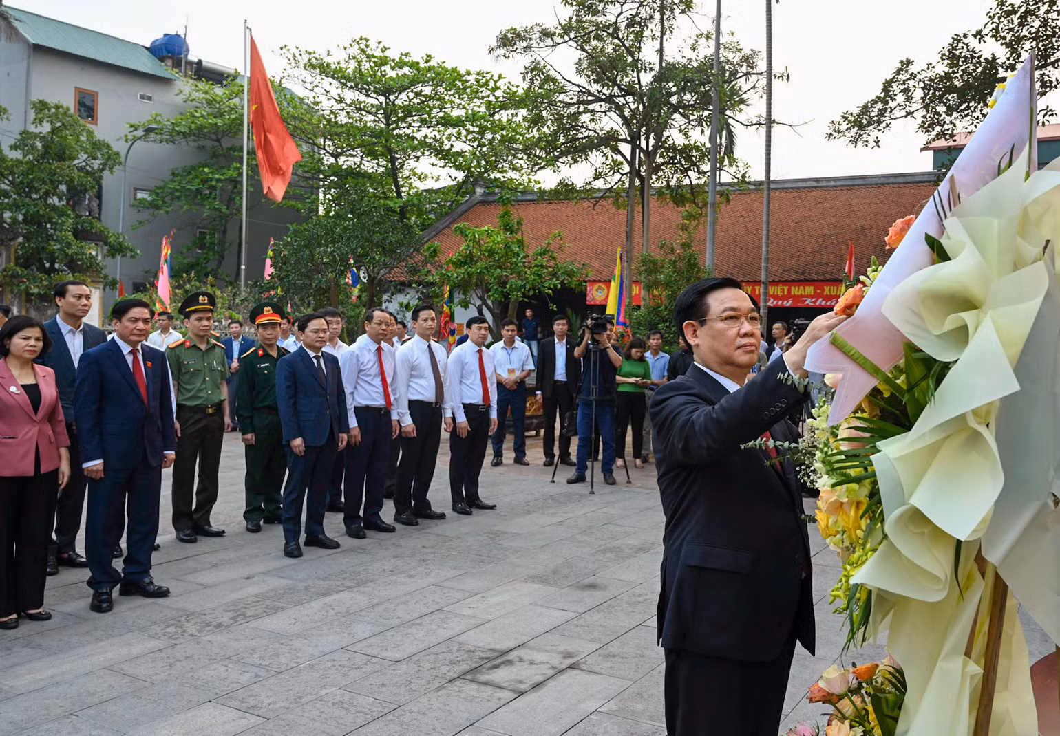 Chủ tịch Quốc hội Vương Đình Huệ dâng hoa tưởng nhớ Đức Thủy Tổ Kinh Dương Vương.