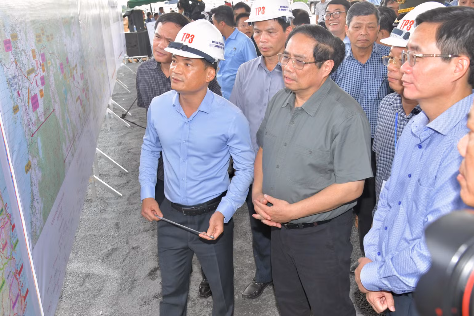 Thủ tướng Phạm Minh Chính nghe báo cáo về tiến độ Dự án đường cao tốc Khánh Hòa-Buôn Ma Thuột.