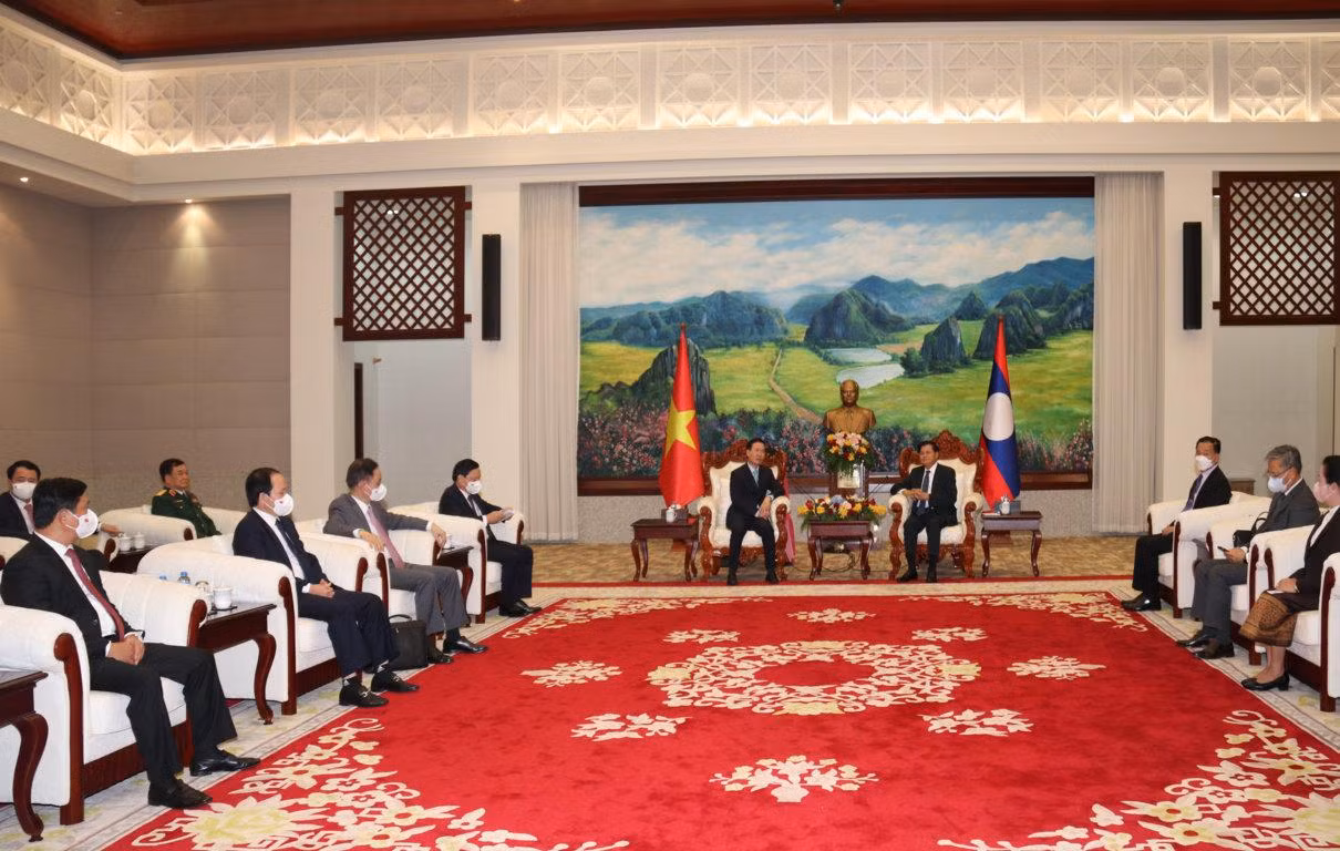 Tổng Bí thư, Chủ tịch nước Lào Thongloun Sisoulith (phải) tiếp đồng chí Võ Văn Thưởng và đoàn đại biểu cấp cao Đảng, Nhà nước Việt Nam.