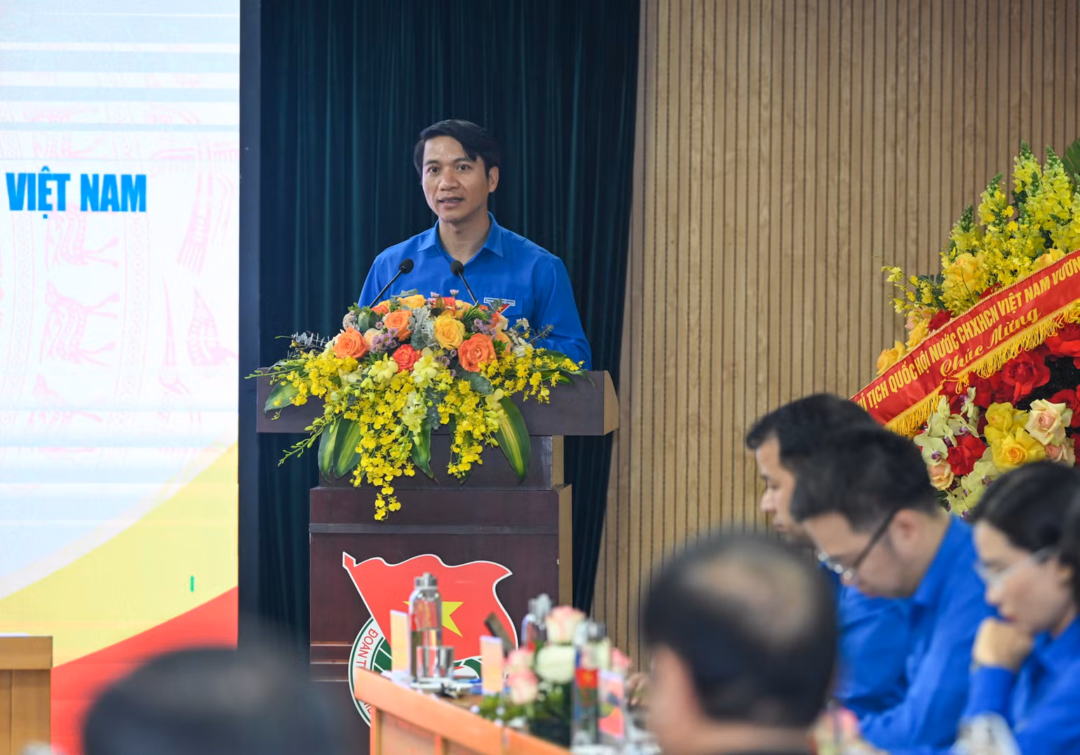 Bí thư Thường trực Trung ương Đoàn Nguyễn Ngọc Lương trình bày báo cáo tại buổi làm việc. Bí thư Thường trực Trung ương Đoàn Nguyễn Ngọc Lương trình bày báo cáo tại buổi làm việc.