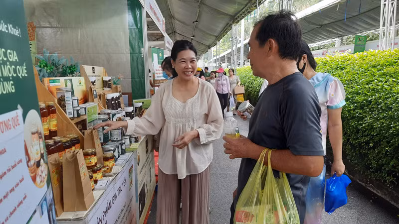 Người dân đến tham quan, mua sắm tại Hội chợ-Triển lãm.