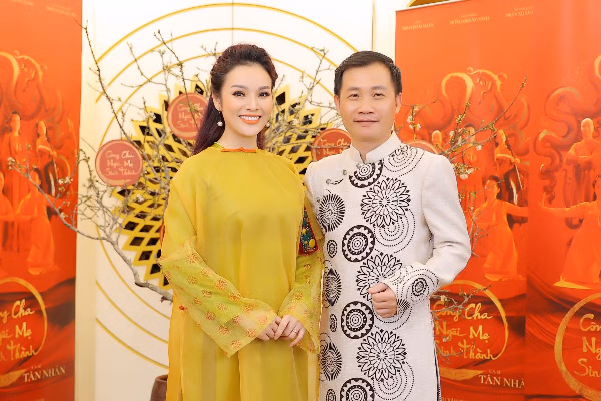 NSƯT Tân Nhàn và NS Nguyễn Quang Long. NSƯT Tân Nhàn và NS Nguyễn Quang Long.