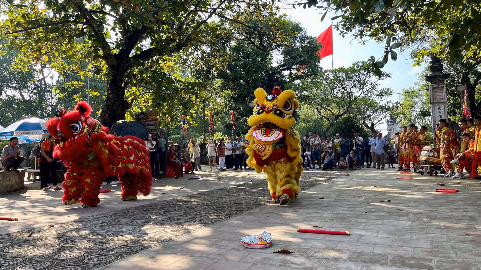 Biểu diễn múa sư tử tại Lễ hội Đền Trần năm 2022. Biểu diễn múa sư tử tại Lễ hội Đền Trần năm 2022.