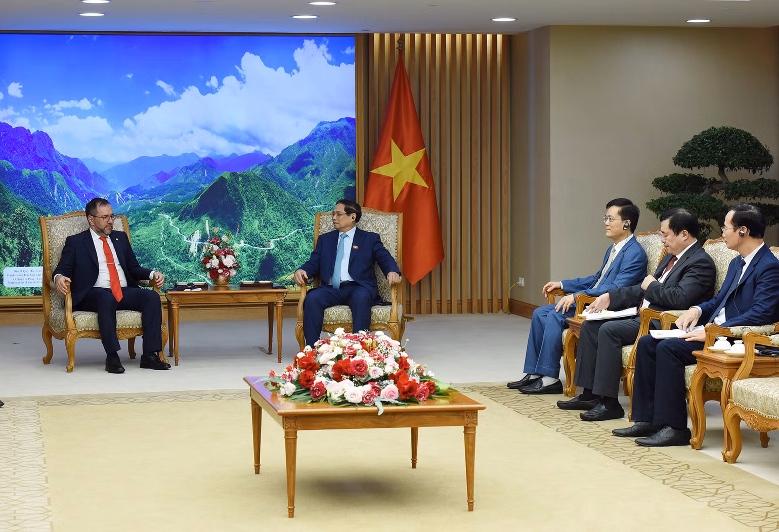 Đại diện lãnh đạo các bộ ban ngành của Chính phủ cùng tham dự buổi tiếp. Đại diện lãnh đạo các bộ ban ngành của Chính phủ cùng tham dự buổi tiếp.