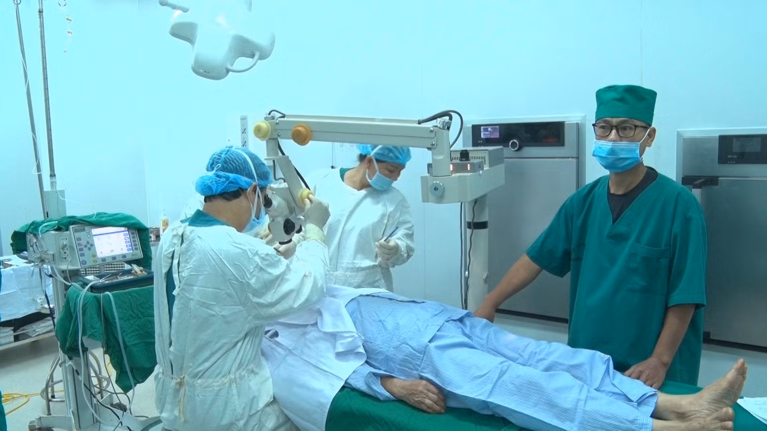 Phẫu thuật đục thủy tinh thể bằng phương pháp Phaco.