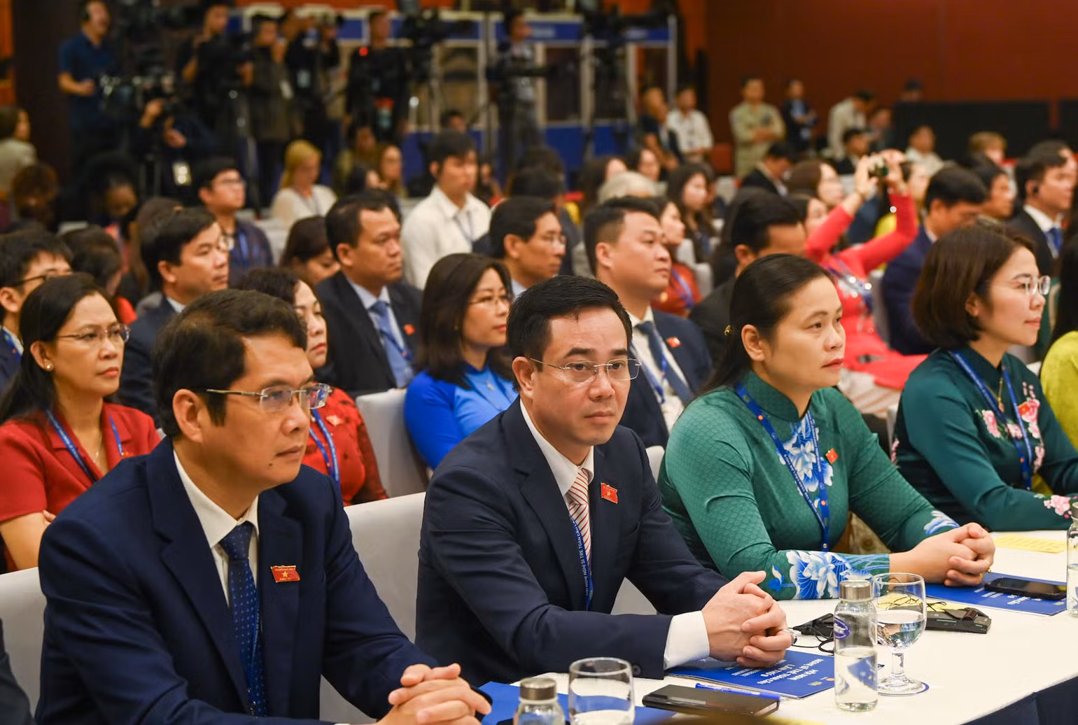 Các Nghị sĩ trẻ theo dõi phát biểu của Chủ tịch nước Võ Văn Thưởng.