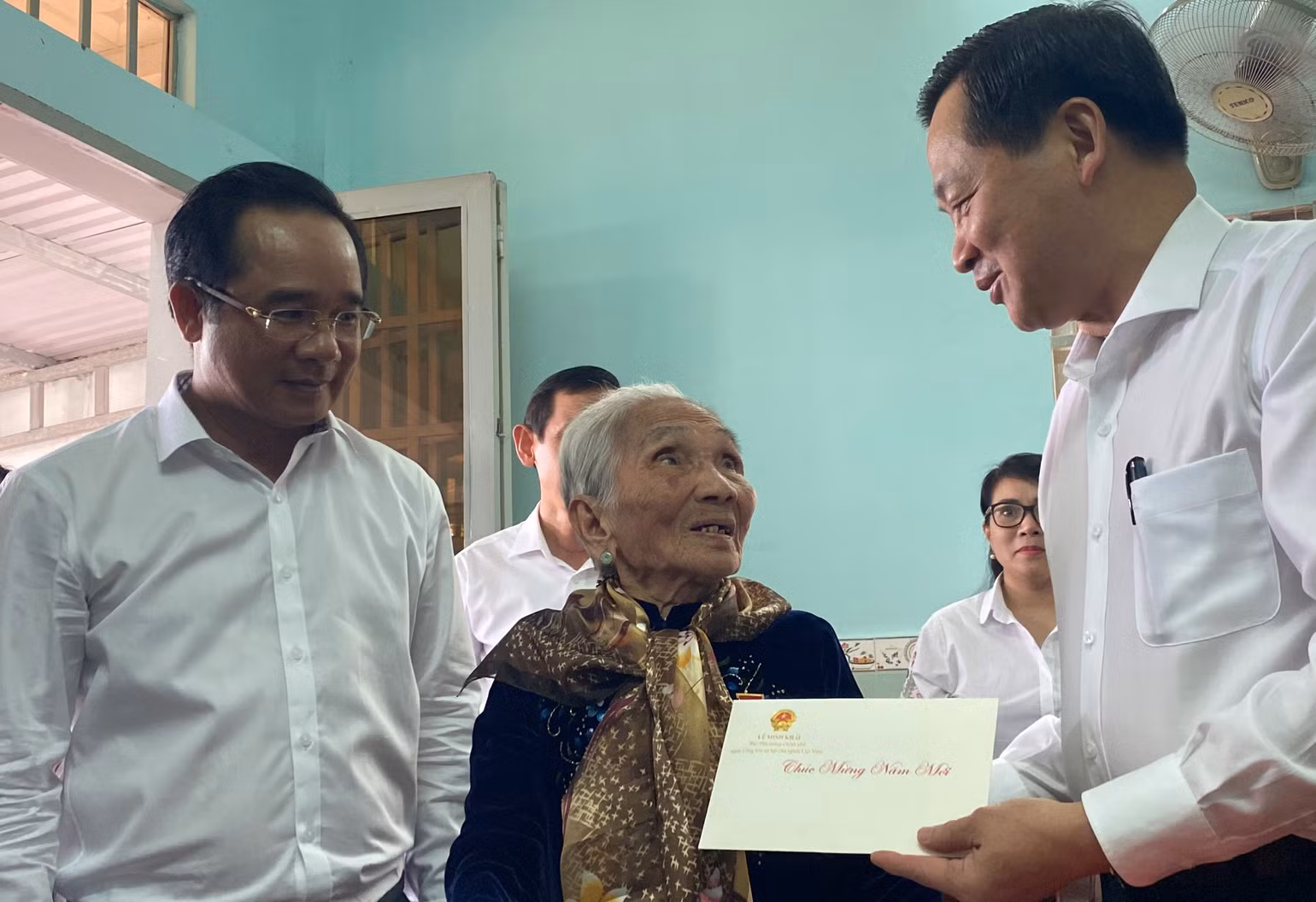 Phó Thủ tướng Chính phủ Lê Minh Khái thăm tặng quà thăm Mẹ Việt Nam Anh hùng Lại Thị Bướng, xã Tân Phú, Đức Hòa, Long An.