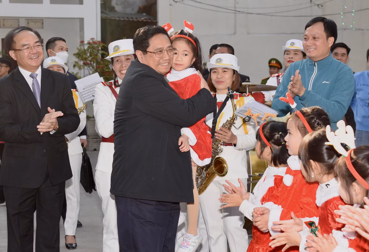 Thủ tướng Phạm Minh Chính với giáo dân Giáo xứ Bắc Giang. Thủ tướng Phạm Minh Chính với giáo dân Giáo xứ Bắc Giang.
