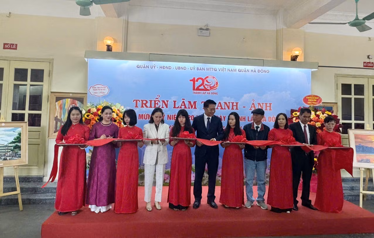 Bí thư Quận ủy Hà Đông Nguyễn Thanh Xuân và Chủ tịch UBND Quận Hà Đông Cấn Thị Việt Hà cắt băng khai mạc triển lãm.