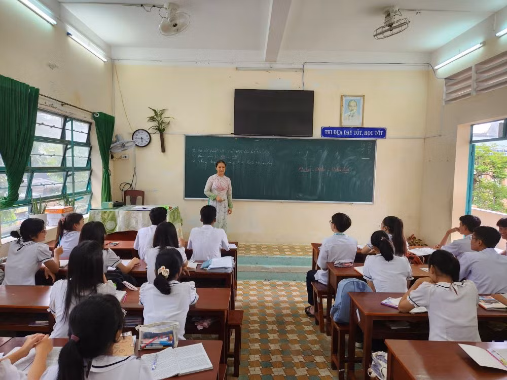 Học sinh Trường phổ thông dân tộc nội trú Trung học phổ thông tỉnh Kiên Giang trong giờ học. Học sinh Trường phổ thông dân tộc nội trú Trung học phổ thông tỉnh Kiên Giang trong giờ học.
