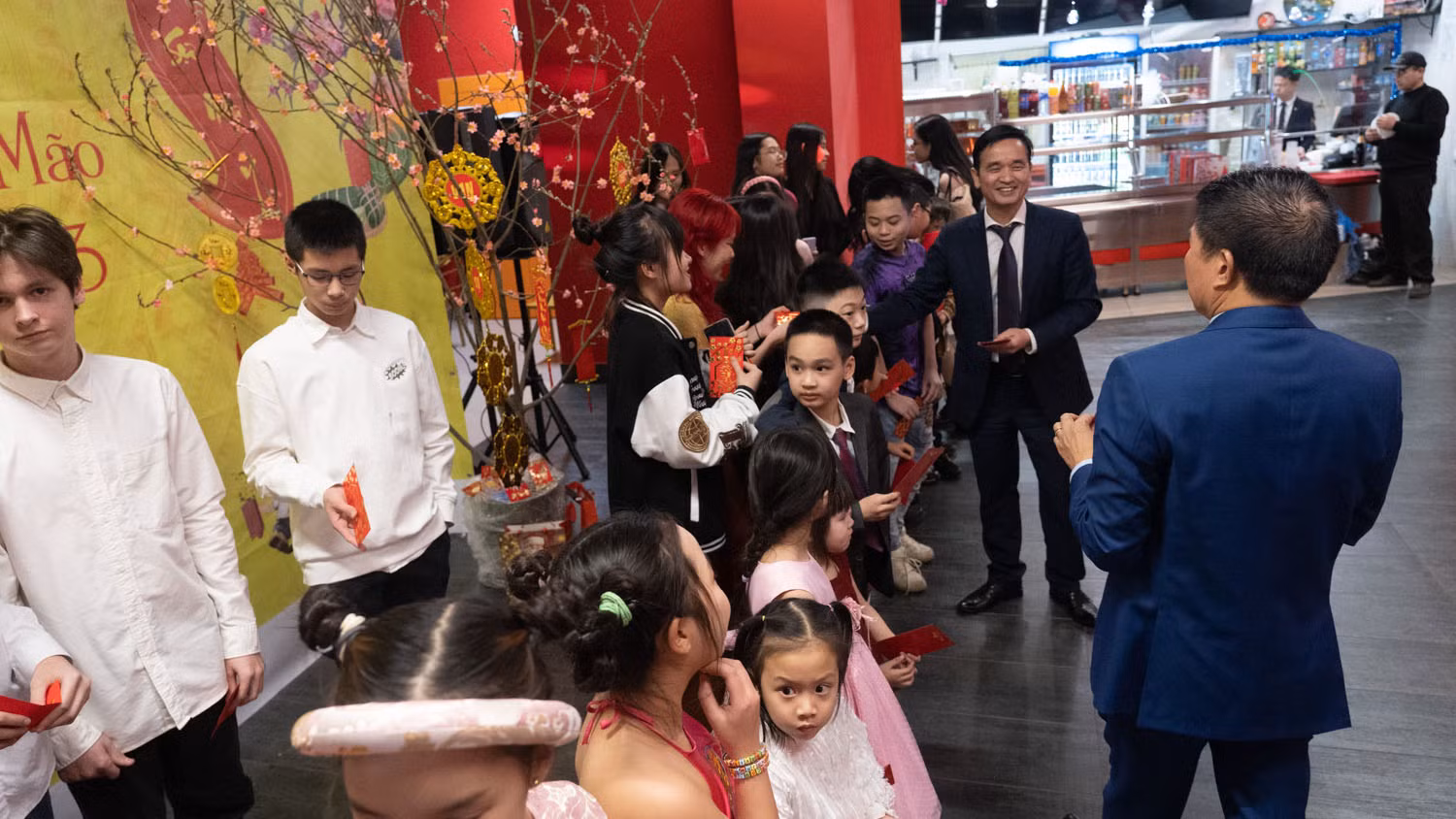 Mừng tuổi đầu năm cho các em nhỏ trong cộng đồng.