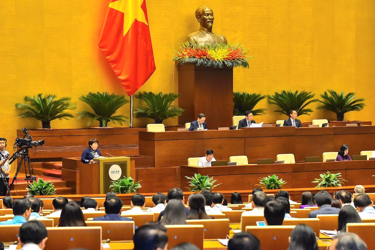 Ủy viên Ủy ban Thường vụ Quốc hội, Chủ nhiệm Ủy ban Xã hội của Quốc hội Nguyễn Thúy Anh trình bày Báo cáo giải trình, tiếp thu, chỉnh lý dự thảo Luật Khám bệnh, chữa bệnh (sửa đổi).