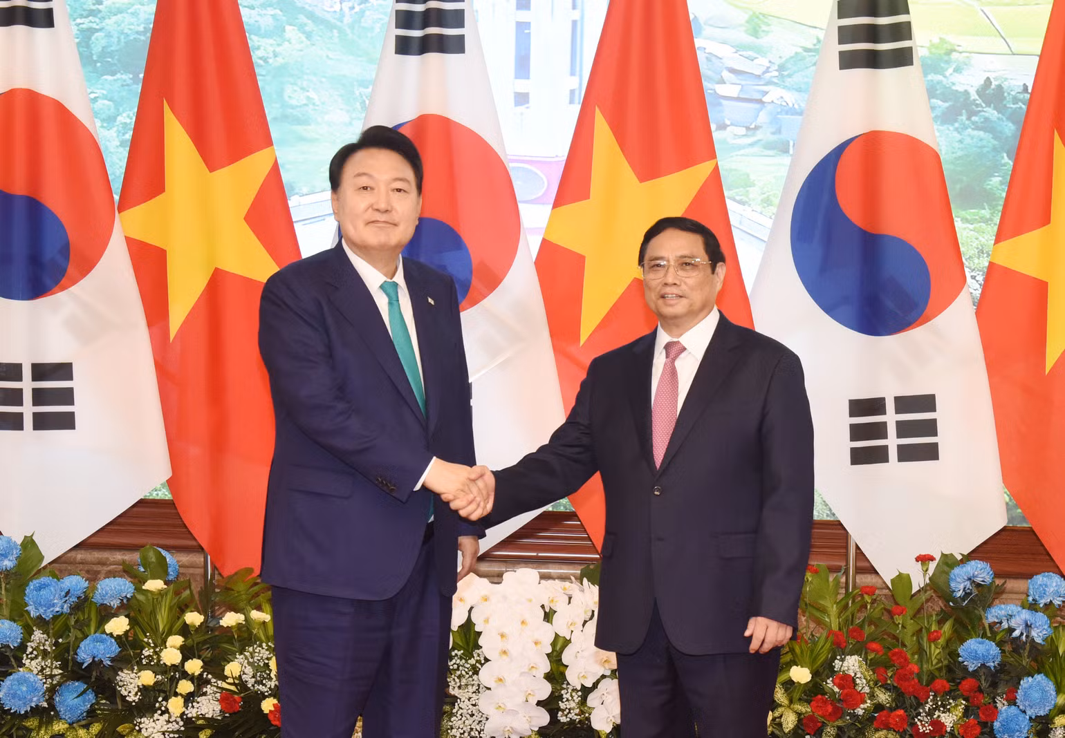 Thủ tướng Phạm Minh Chính và Tổng thống Hàn Quốc Yoon Suk Yeol chụp ảnh chung.