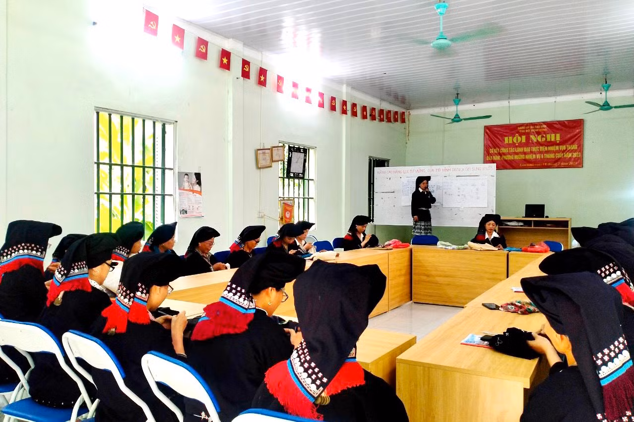 Lớp học nghề thêu thổ cẩm cho phụ nữ xã Cao Sơn, huyện Đà Bắc.