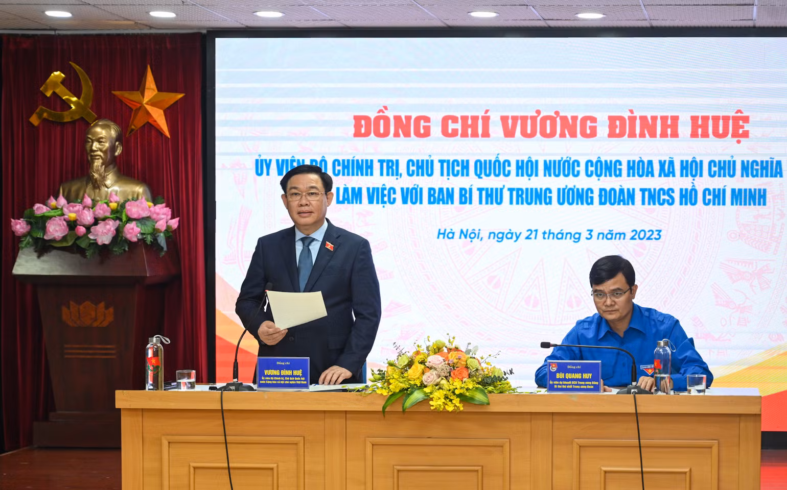 Chủ tịch Quốc hội Vương Đình Huệ phát biểu chỉ đạo và kết luận buổi làm việc. Chủ tịch Quốc hội Vương Đình Huệ phát biểu chỉ đạo và kết luận buổi làm việc.