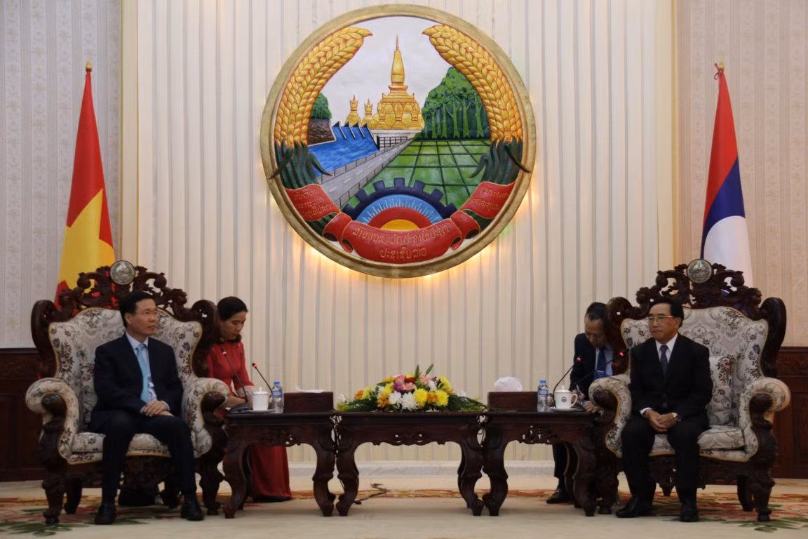 Thủ tướng Lào Phankham Viphavanh (phải) tiếp đồng chí Võ Văn Thưởng, Ủy viên Bộ Chính trị, Thường trực Ban Bí thư.