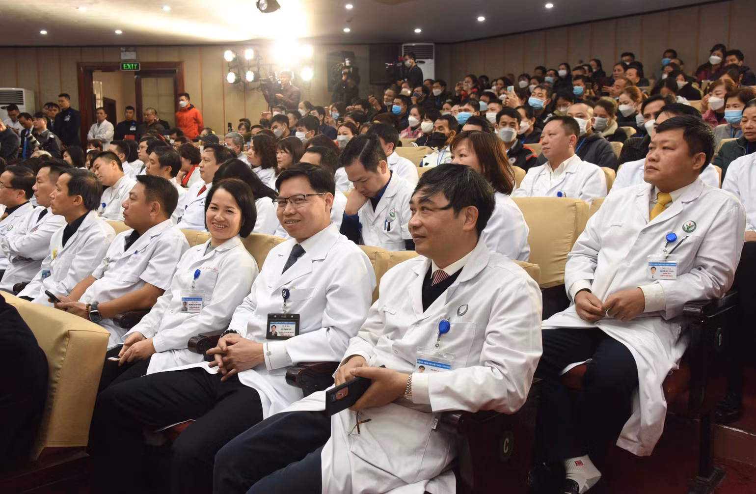 Y bác sĩ, bệnh nhân tham dự buổi lễ.