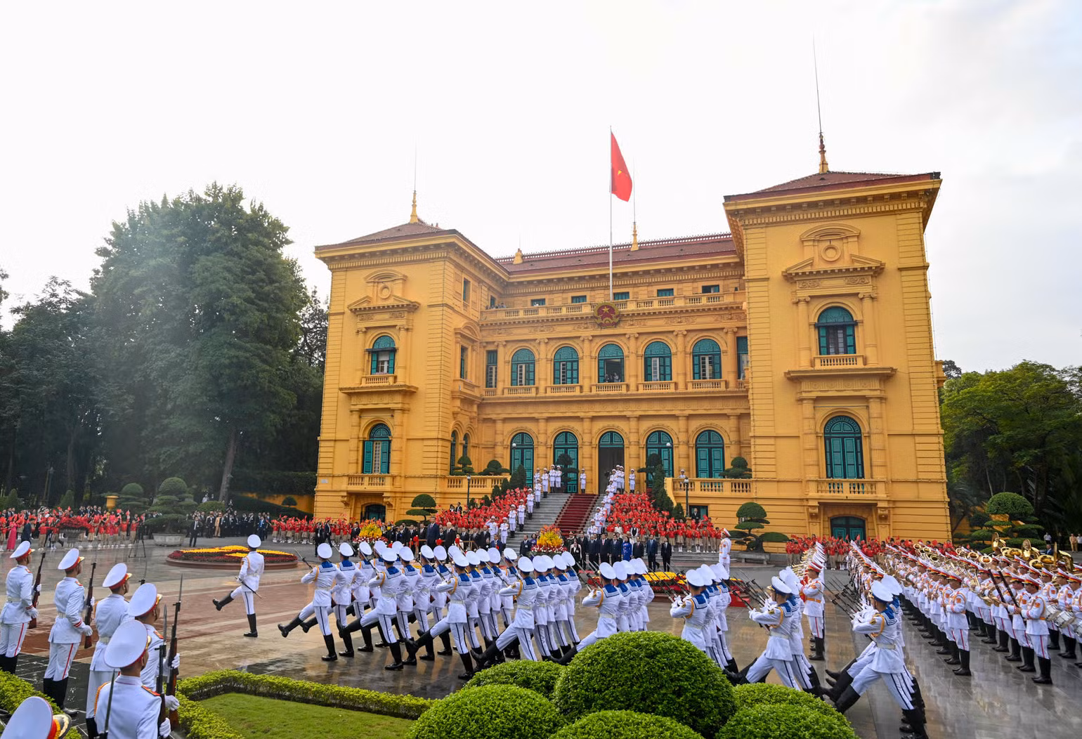 Tổng Bí thư Nguyễn Phú Trọng và Tổng Bí thư, Chủ tịch Trung Quốc Tập Cận Bình duyệt đội danh dự Quân đội Nhân dân Việt Nam tại lễ đón.