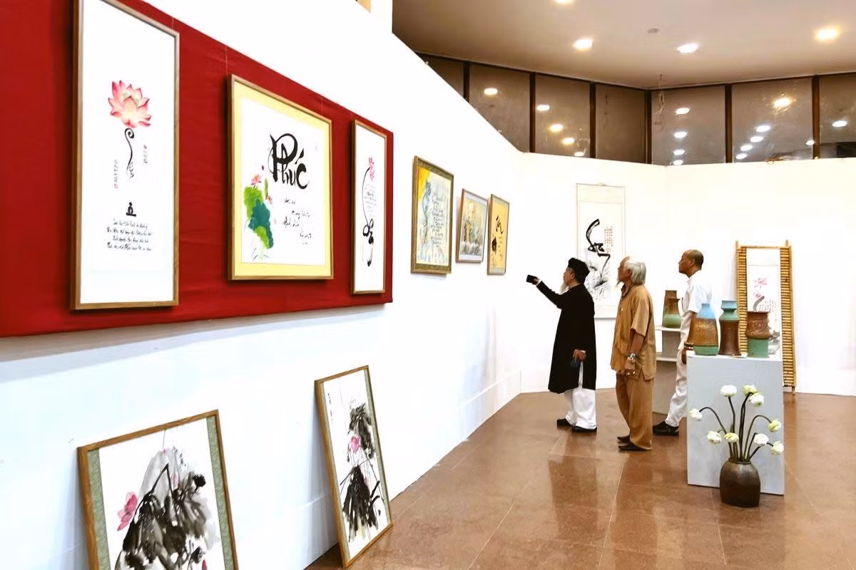 Đây là lần đầu tiên có một triển lãm thư pháp chuyên về hình tượng hoa sen, thu hút cả các nghệ nhân cao tuổi lẫn một số sinh viên trẻ chuyên ngành mỹ thuật. Đây là lần đầu tiên có một triển lãm thư pháp chuyên về hình tượng hoa sen, thu hút cả các nghệ nhân cao tuổi lẫn một số sinh viên trẻ chuyên ngành mỹ thuật.