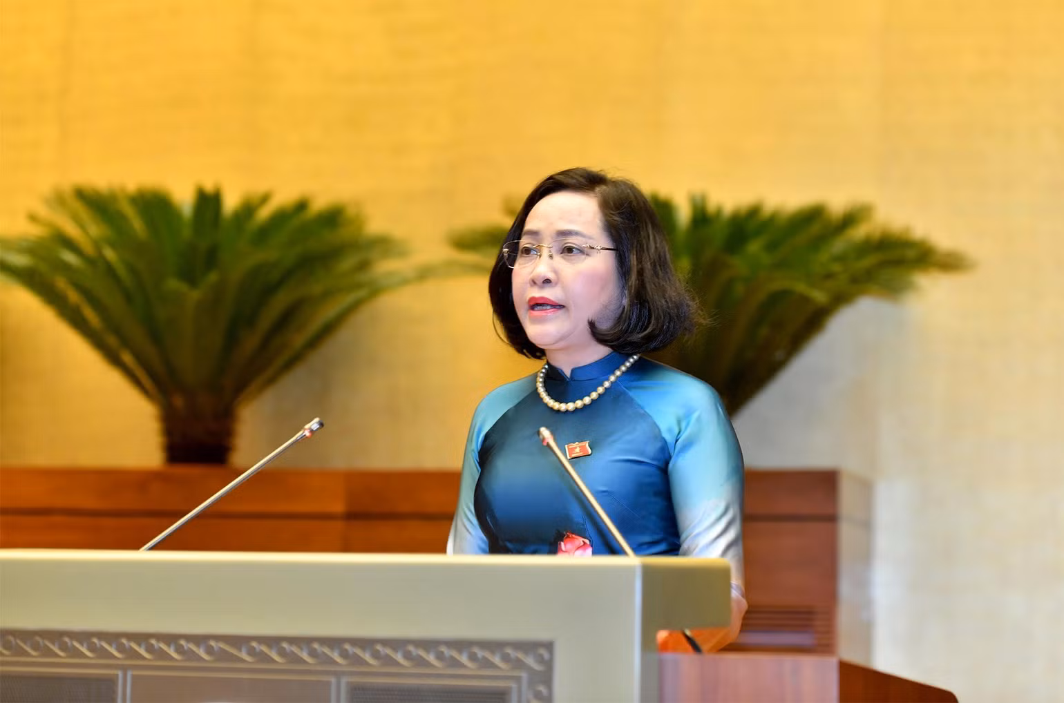 Trưởng Ban Công tác đại biểu thuộc Ủy ban Thường vụ Quốc hội Nguyễn Thị Thanh trình bày Tờ trình về dự kiến danh sách những người được lấy phiếu tín nhiệm chiều 24-10. (Ảnh: ĐĂNG KHOA)