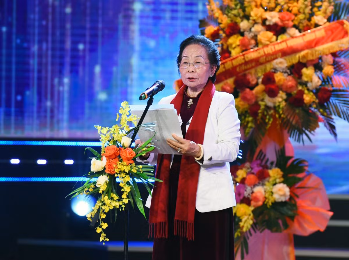 GS, TS Nguyễn Thị Doan, nguyên Phó Chủ tịch nước, Chủ tịch Trung ương Hội Khuyến học Việt Nam, Trưởng Ban chỉ đạo Giải thưởng Nhân tài Đất Việt 2023 phát biểu khai mạc buổi lễ.