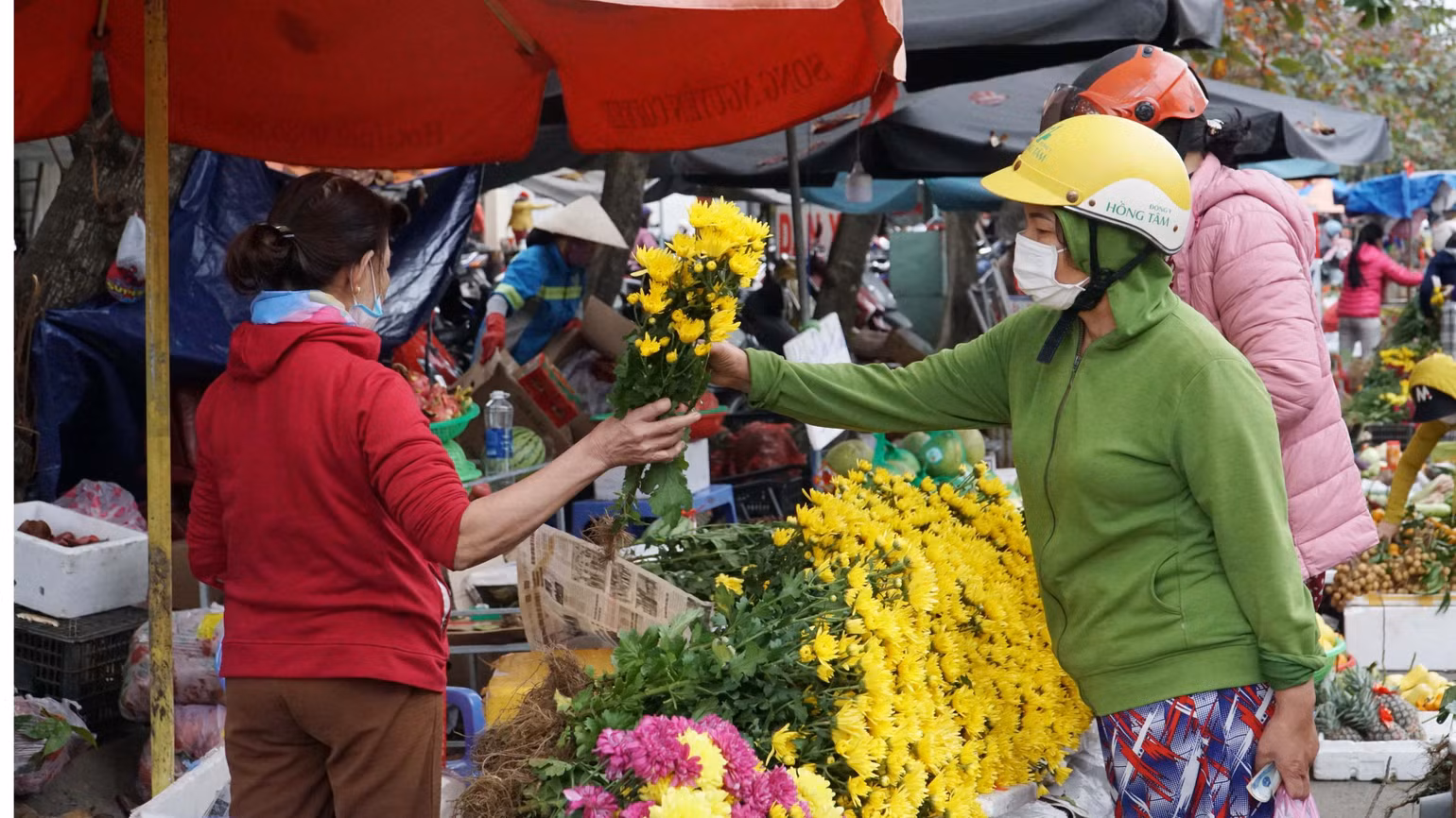 Hoa cành để cúng cũng không thiếu ngày Tết. Hoa cành để cúng cũng không thiếu ngày Tết.