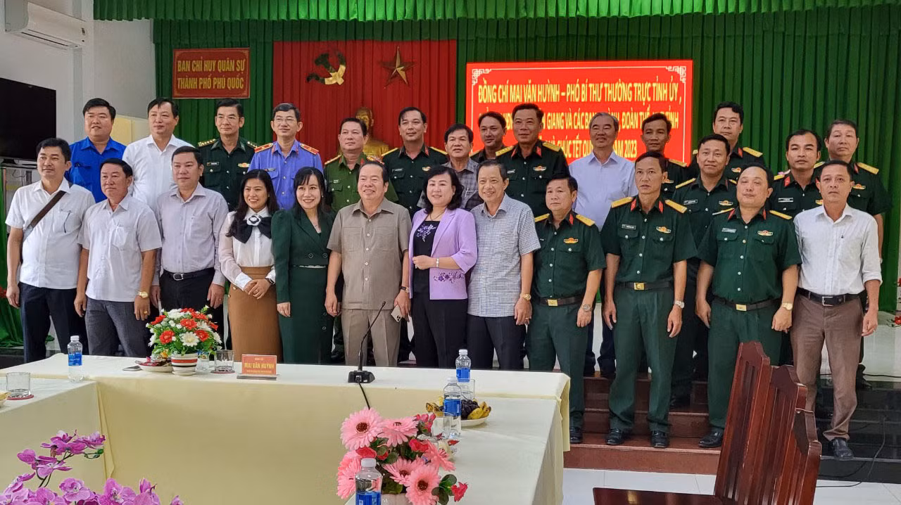 Phó Bí thư Thường trực Tỉnh ủy Kiên Giang Mai Văn Huỳnh (thứ 6, từ trái qua) và đoàn cán bộ chụp ảnh lưu niệm với các lực lượng vũ trang trên đảo Phú Quốc. Phó Bí thư Thường trực Tỉnh ủy Kiên Giang Mai Văn Huỳnh (thứ 6, từ trái qua) và đoàn cán bộ chụp ảnh lưu niệm với các lực lượng vũ trang trên đảo Phú Quốc.