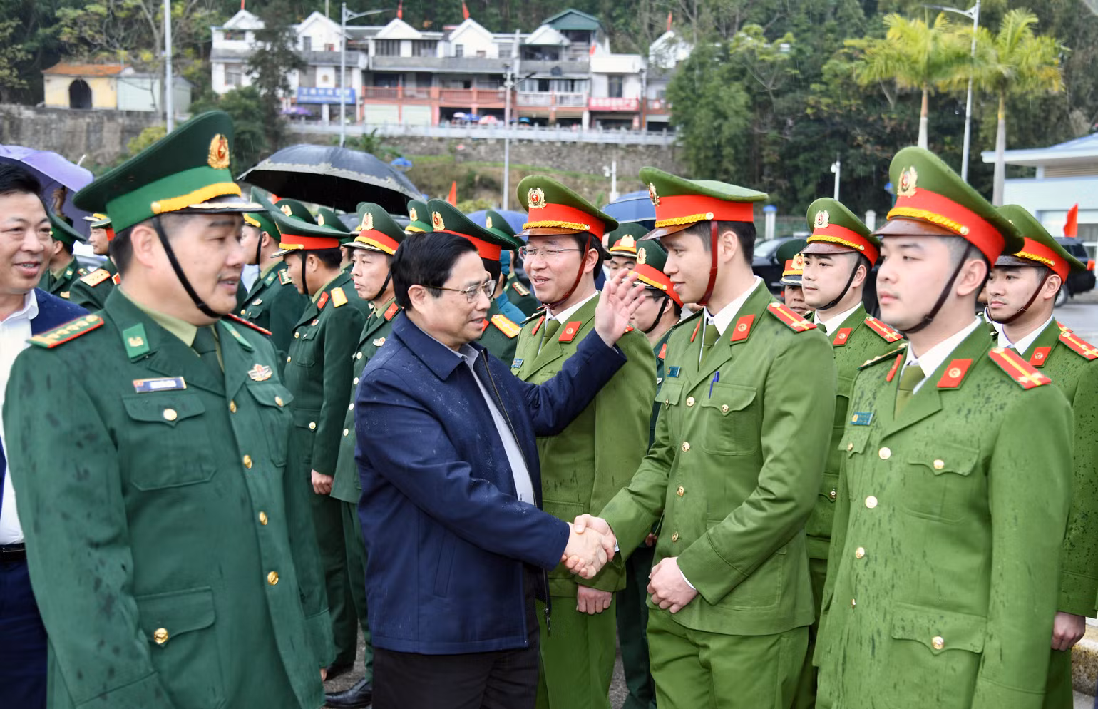 Thủ tướng Phạm Minh Chính thăm, động viên các lực lượng chức năng đang làm nhiệm vụ tại Cửa khẩu quốc tế Trà Lĩnh. Thủ tướng Phạm Minh Chính thăm, động viên các lực lượng chức năng đang làm nhiệm vụ tại Cửa khẩu quốc tế Trà Lĩnh.