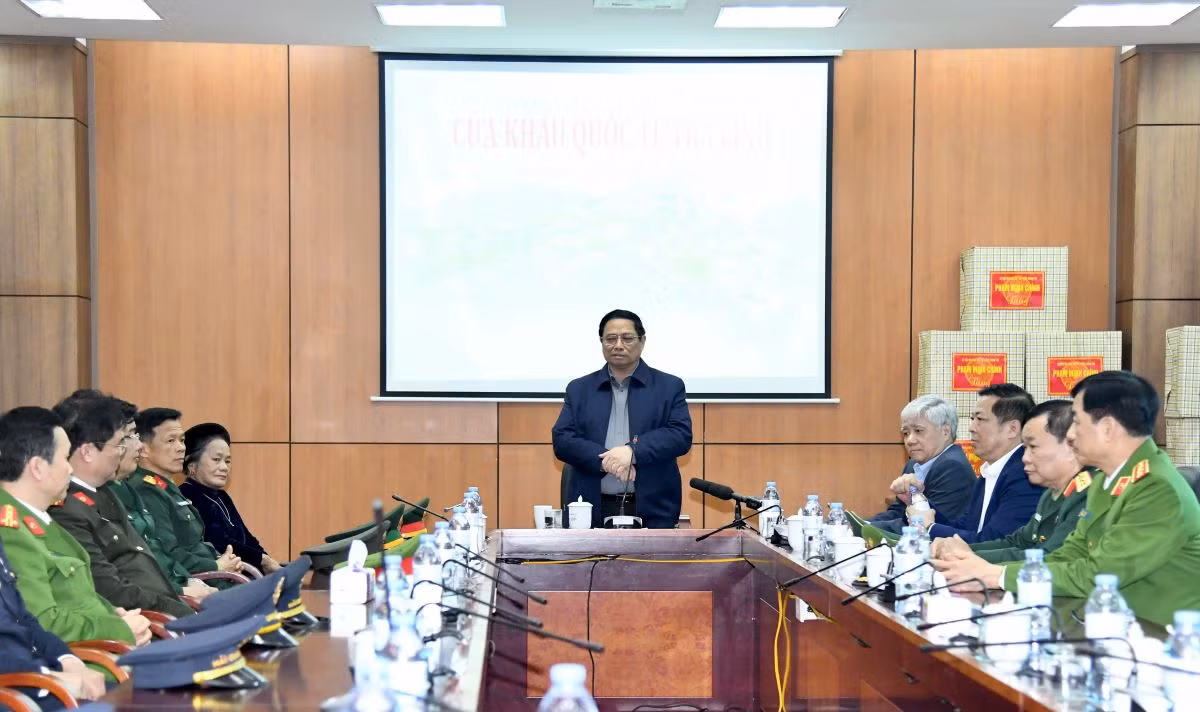 Thủ tướng Phạm Minh Chính nói chuyện với các lực lượng chức năng, chính quyền các cấp tỉnh Cao Bằng tại Cửa khẩu quốc tế Trà Lĩnh. Thủ tướng Phạm Minh Chính nói chuyện với các lực lượng chức năng, chính quyền các cấp tỉnh Cao Bằng tại Cửa khẩu quốc tế Trà Lĩnh.