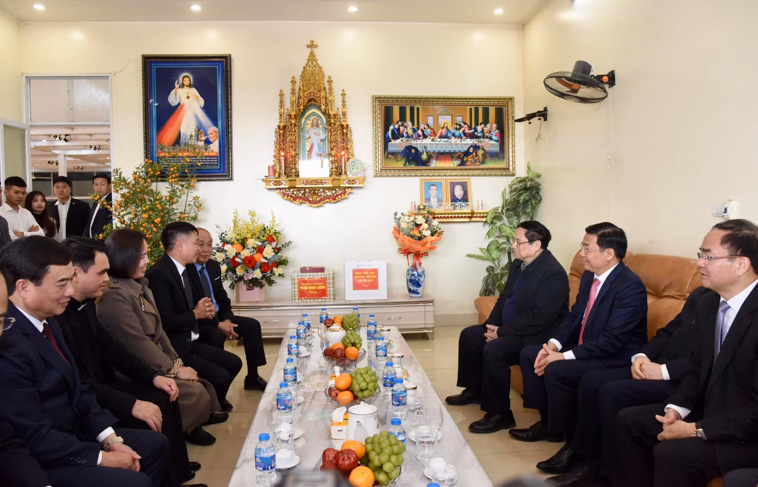 Nhân dịp này, Thủ tướng Phạm Minh Chính đã tới thăm, tặng quà, chúc mừng Giáng sinh gia đình giáo dân Nguyễn Ngọc Đăng – Nguyễn Thị Ngọt ở thành phố Bắc Giang, là gia đình giáo dân sản xuất, kinh doanh giỏi và có nhiều đóng góp tích cực cho cộng đồng. Nhân dịp này, Thủ tướng Phạm Minh Chính đã tới thăm, tặng quà, chúc mừng Giáng sinh gia đình giáo dân Nguyễn Ngọc Đăng – Nguyễn Thị Ngọt ở thành phố Bắc Giang, là gia đình giáo dân sản xuất, kinh doanh giỏi và có nhiều đóng góp tích cực cho cộng đồng.