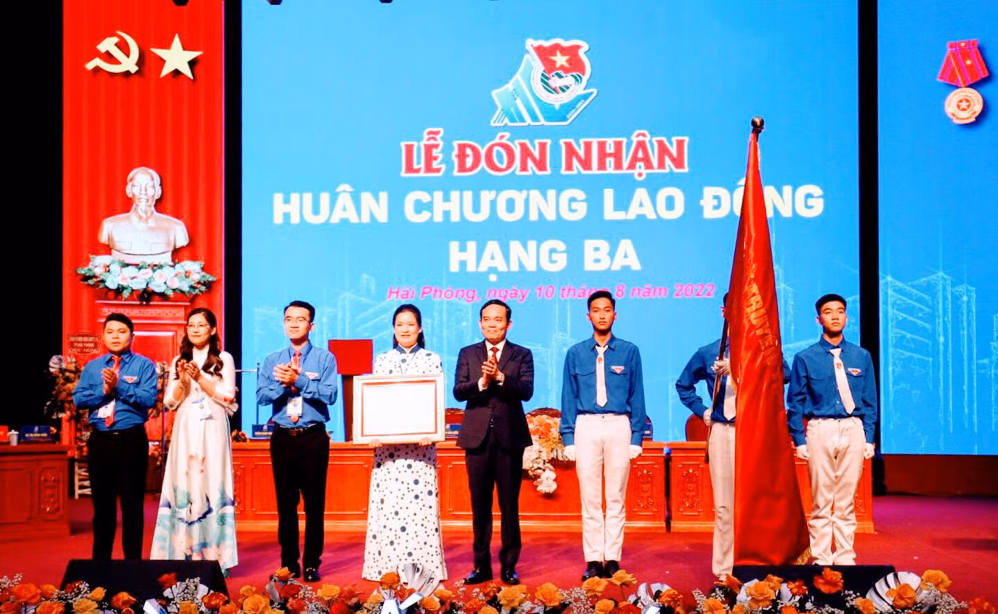 Thành Đoàn Hải Phòng đón Huân chương Lao động hạng Ba.