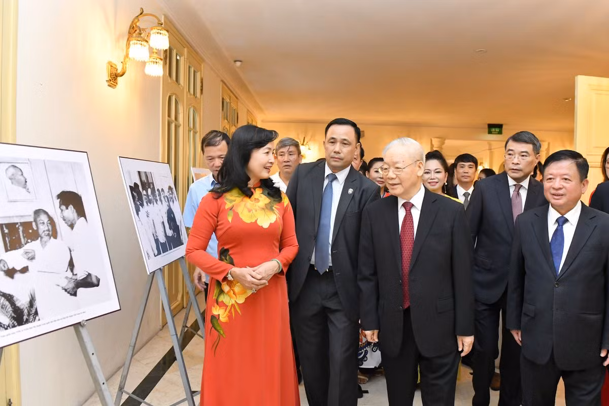 Tổng Bí thư Nguyễn Phú Trọng và các đại biểu tham quan gian trưng bày các tác phẩm ảnh tại Lễ kỷ niệm.