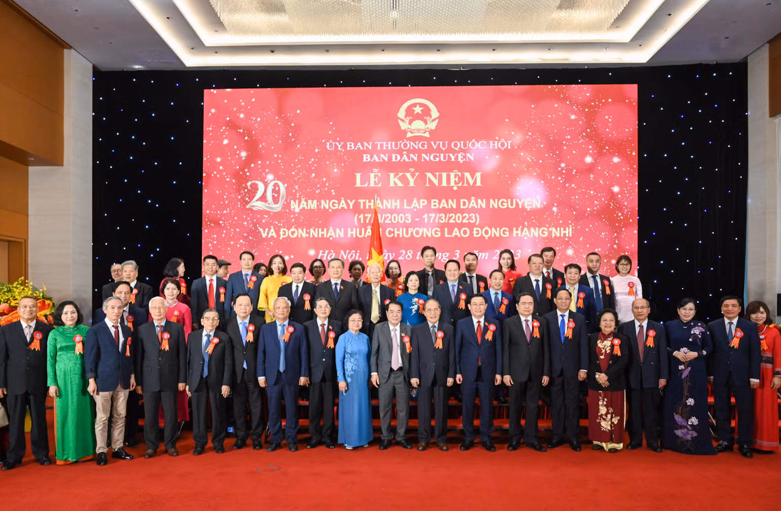 Chủ tịch Quốc hội Vương Đình Huệ, nguyên Chủ tịch Quốc hội Nguyễn Sinh Hùng cùng các đại biểu chụp ảnh lưu niệm với Ban Dân nguyện.
